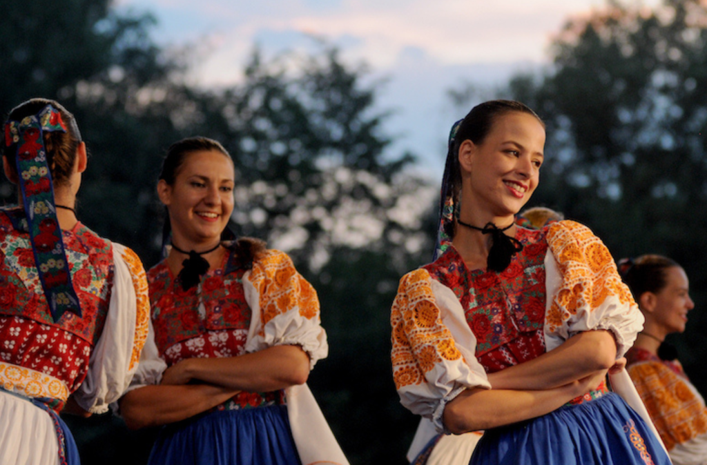 Tanečnice z Folklorního souboru Karpaty ze Slovenska.